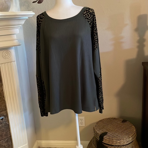 Kori America - green waffle top with long sleeves and leopard print; size 1XL - Picture 1 of 9